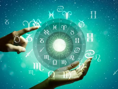 Astrological zodiac signs inside of horoscope circle. Astrology, knowledge of stars in the sky over the milky way and moon. The power of the universe concept. / Foto: Peach_istock