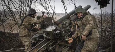 FILE - Ukrainian soldiers of the 71st Jaeger Brigade fire a M101 howitzer towards Russian positions at the frontline, near Avdiivka, Donetsk region, Ukraine, Friday, March 22, 2024. Much of what NATO can do for Ukraine, and indeed for global security, is misunderstood. Often in the public mind, the alliance is thought of as the sum of all U.S. relations with its European partners, from imposing sanctions and other costs on Russia to sending arms and ammunition. But as an organization its brief is limited to the defense by military means of its 32 member countries and a commitment to help keep the peace in Europe and North America. (AP Photo/Efrem Lukatsky, File) / Foto: Efrem Lukatsky