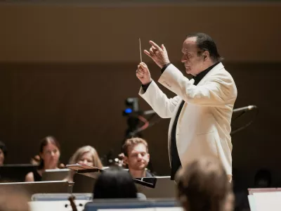 &Scaron;vicarski dirigent Charles Dutoit bo Orkester Slovenske filharmonije, ki se pod njegovo taktirko kar prerodi, bo v novi filharmonični sezoni orkestru dirigiral na kar treh koncertih. F Darja &Scaron;travs Tisu 