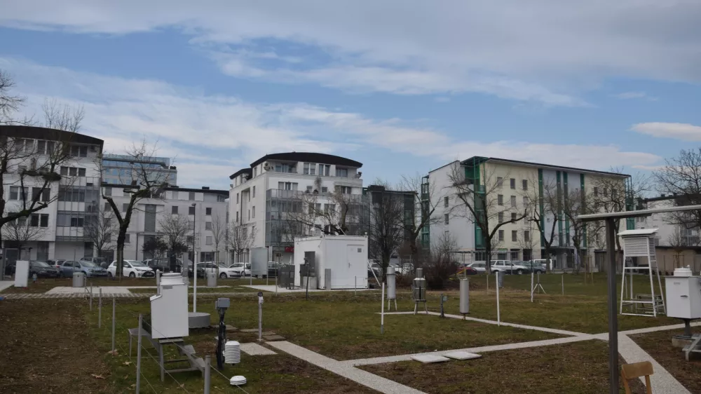 25.01.2016 - Sinoptična meteorolo&scaron;ka postaja Ljubljana Bežigrad - meteorolo&scaron;ki opazovalni prostor - meritev kakovosti onesnaženost zraka v Ljubljani - onesnaženost zraka - merilna vremenska postaja ARSO - povi&scaron;ana onesnaženost zraka z delci PM10 - meteorolo&scaron;ki observatorij, združen s sinoptično, fenolo&scaron;ko in okoljevarstveno postajo//FOTO:Miha Lapanje