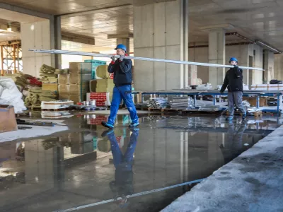 - Gradbeni&scaron;tvo, gradbeni delavci,- 29.01.2025. - Vodeni ogled gradnje poslovno stanovanjskega objekta Vilharia, ki ga gradi podjetje Corwin iz Slova&scaron;ke.//FOTO: Bojan Velikonja