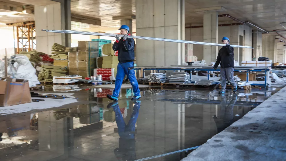 - Gradbeni&scaron;tvo, gradbeni delavci,- 29.01.2025. - Vodeni ogled gradnje poslovno stanovanjskega objekta Vilharia, ki ga gradi podjetje Corwin iz Slova&scaron;ke.//FOTO: Bojan Velikonja