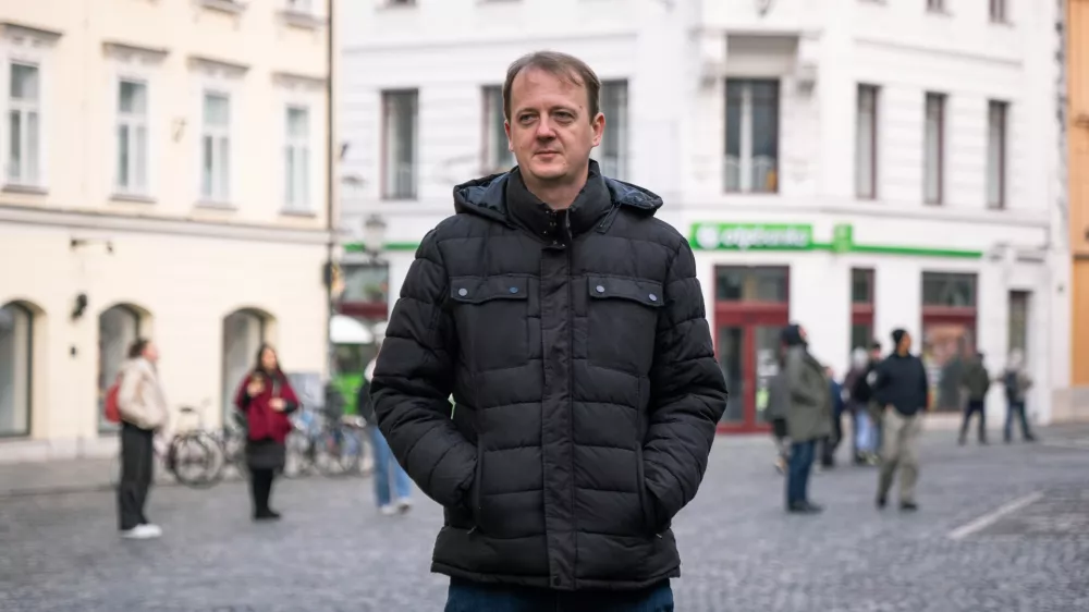 &raquo;Hotel sem pokazati, da izbrisani niso samo žrtve, temveč tudi akterji svojih življenj in skupnosti, da ravno tako proizvajajo vednost, ki je ne smemo presli&scaron;ati,&laquo; pojasnjuje pisatelj in novinar Andraž Rožman. Foto: Kolja Kragelj