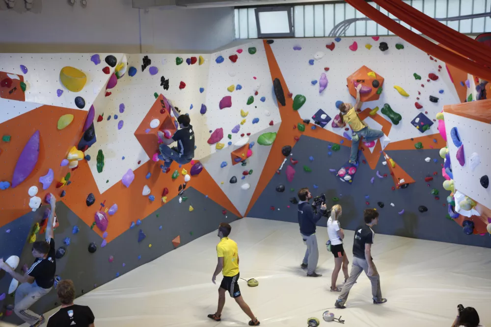 - 22.10.2015 - Balvanija - balvanski plezalni center,Vojkova 58 za Bežigradom v Ljubljani - novi moderni plezalni center namenjen balvanskemu plezanju s 350 m2 plezalne stene na kateri je postavljenih preko 100 balvanskih problemov v osmih različnih barvah oprimkov, težavnosti od 4C do 8A.    ///FOTO: Luka Cjuha.