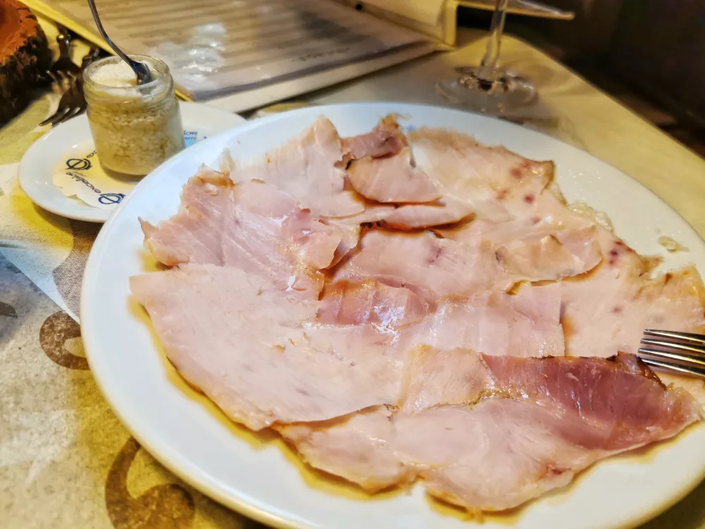 Kuhan pr&scaron;ut s hrenom, Trattoria Alla Luna