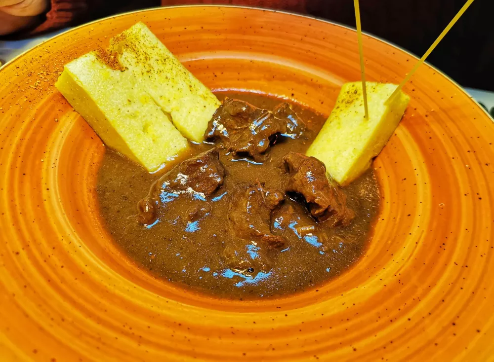 Gori&scaron;ki golaž s polento, Trattoria Alla Luna