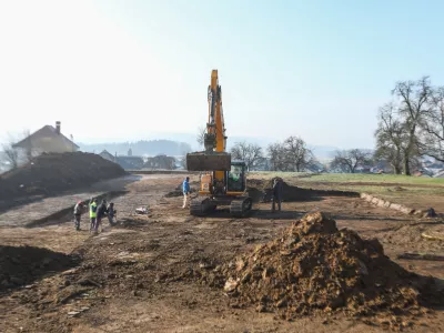 - 21.02.2025. - Arheolo&scaron;ka izkopavanja na gradbi&scaron;ču novega pokopali&scaron;ča v Komendi, kjer so na&scaron;li ostanke iz kamene dobe stare 6000 let.//FOTO: Bojan Velikonja