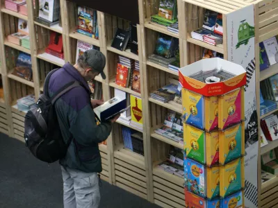 branje - tablični računalnik in knjiga- festival knjige in umetnosti Muza 2012 - //FOTO: Tomaž Skale