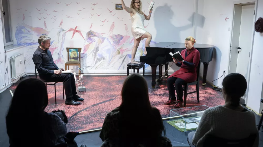 Predstavitev prevoda drame Antifona so si prevajalec in avtor spremne besede Miklavž Komelj, performerka in koreografka Leja Juri&scaron;ić ter urednica založbe /*cf. Amelia Kraigher zamislili kot kraj&scaron;o eksperimentalno bralno uprizoritev v prostorih studia Pekinpah. Foto: Jaka Gasar