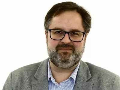 Ale&scaron; Gaube- Redakcija Dnevnik 2024 - portreti za komentarje in kolumne - kolumnisti - komentatorji &ndash; novinarji - portret //FOTO: Luka Cjuha