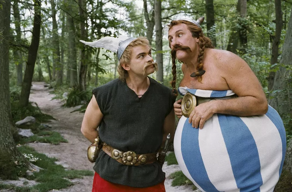 Asterix na olimpijskih igrahAsterix aux jeux olympiques, fr. komedija, 2008. Igrata Gerard Depardieu, Clovis Cornillac,  režija  Frederic Forestier, Thomas Langmann.