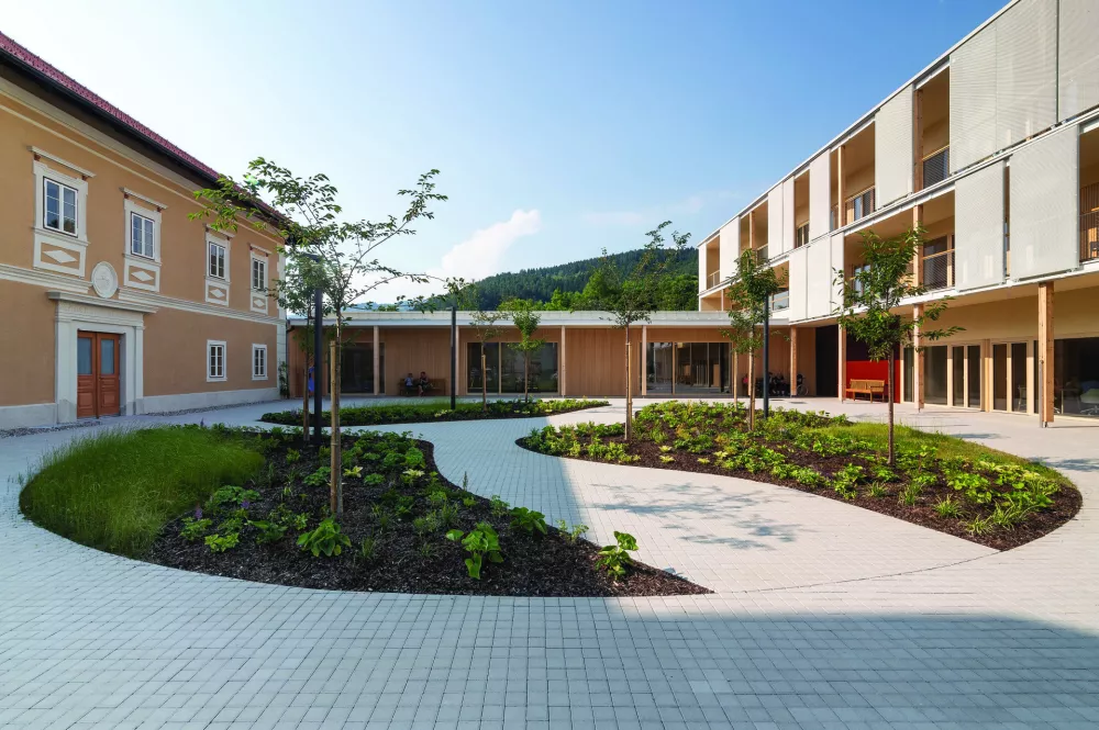 Koro&scaron;ki dom starostnikov v Ravnah na Koro&scaron;kem (2024); avtorice: Maru&scaron;a Zorec, Ma&scaron;a Živec, Nena Gabrovec - ARREA arhitektura in Studio AKKA Foto: Tadej Bolta