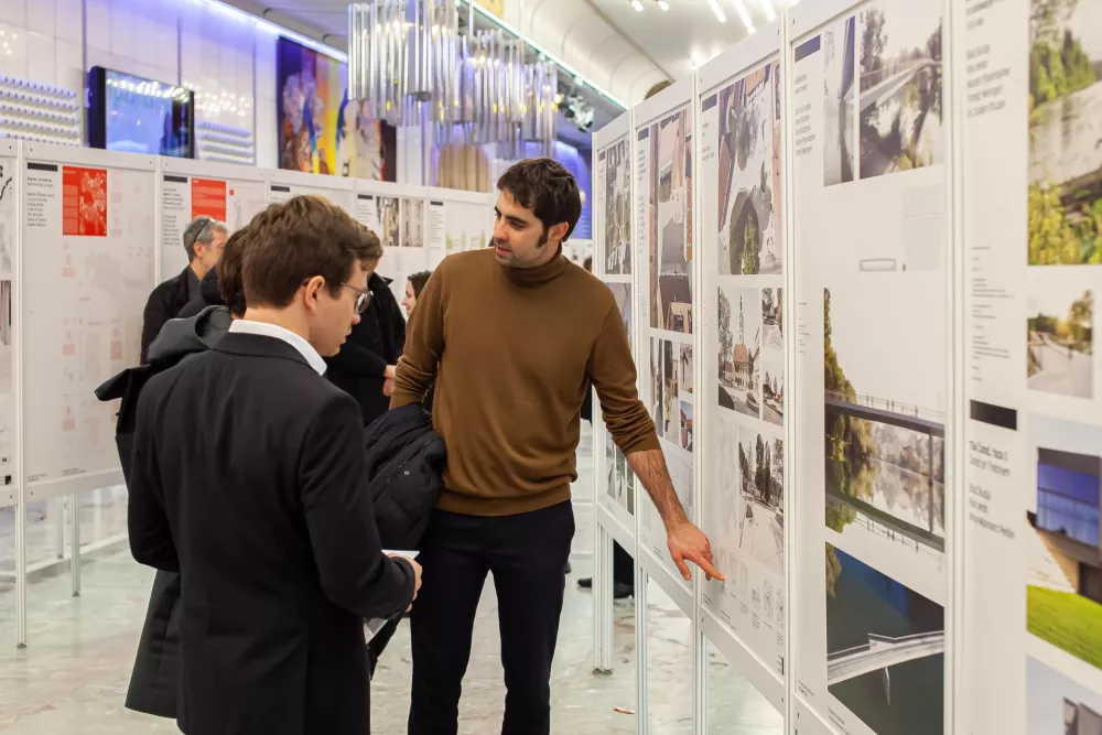 Postavljalec razstave Arhitektura Inventura 2022&ndash;2024, arhitekt Jure Sadar iz Dru&scaron;tva arhitektov Ljubljana (DAL) Foto: Kristina Bursač