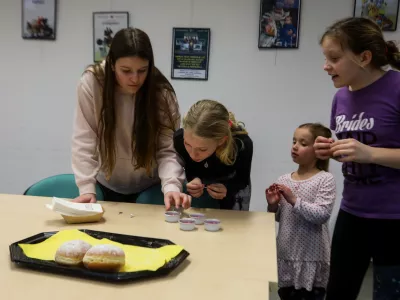 Učenke Osnovne &scaron;ole Ka&scaron;elj so z zanimanjem spremljale izdelovanje svečk. Foto: Bojan Velikonja