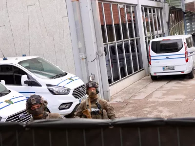 Privedbe v zadevi Mafijski umor na Brdu. Dino Muzaferovič Cezar in dva sostorilca privedena pred sodnika. Cezar je osumljen umora osebe Satko Zovko. Policija, Specialna enota, pravosodni policisti