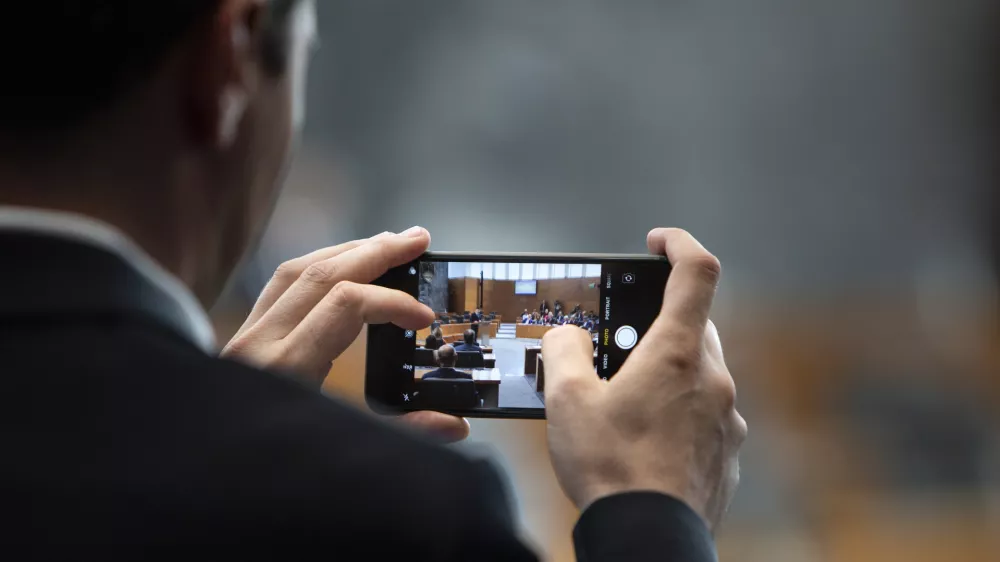 - simbolična fotografija - telefoniranje - mobilni telefon - poslanska dvorana- 17.08.2018 &ndash; 5. Izredna seja DZ &ndash; Državni zbor RS &ndash; poslanci odločali o kandidatu za predsednika vlade Marjanu &Scaron;arcu //FOTO: Matjaž Ru&scaron;t