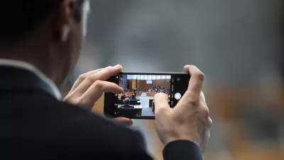 - simbolična fotografija - telefoniranje - mobilni telefon - poslanska dvorana- 17.08.2018 &ndash; 5. Izredna seja DZ &ndash; Državni zbor RS &ndash; poslanci odločali o kandidatu za predsednika vlade Marjanu &Scaron;arcu //FOTO: Matjaž Ru&scaron;t