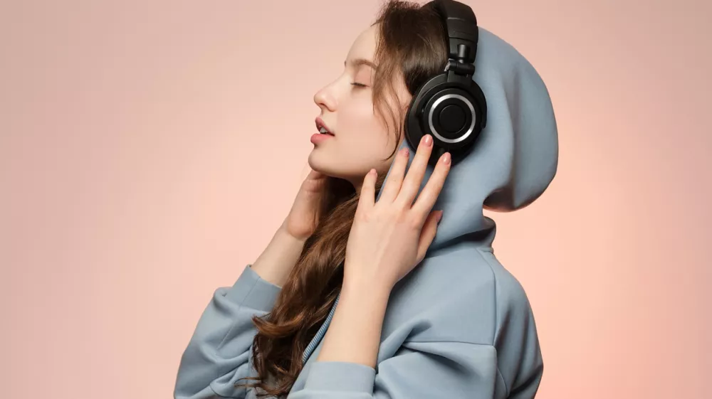 Z dobrimi slu&scaron;alkami je mogoče &scaron;e posebej uživati v poslu&scaron;anju glasbe. / Foto: Istock