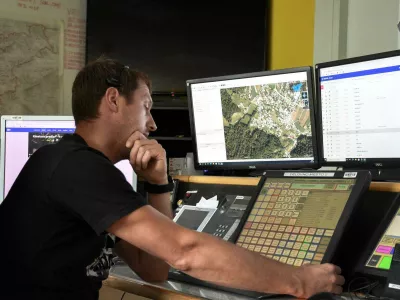 Dispečer v centru za obve&scaron;čanje Ljubljana / Foto: Neja Pavlica 