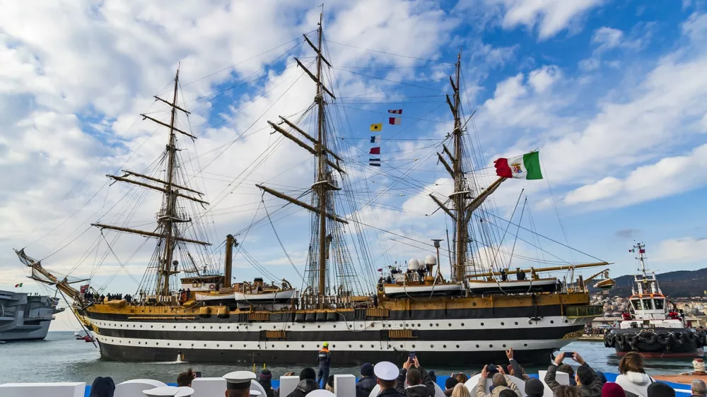 Jadrnica v trža&scaron;kem pristani&scaron;ču / Foto: Profimedia