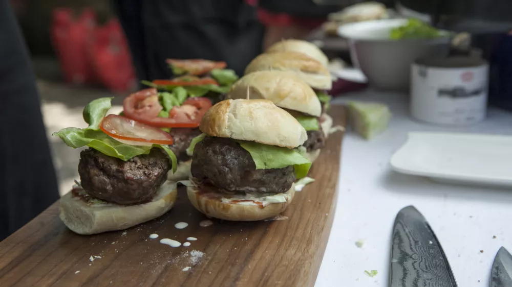 Hamburgerji kobe style- 30.05.2015 - Akademija peke na žaru - Gurmanska KOBE akademija, kulinarika - gastronomija - hrana - žar - ro&scaron;tilj - kuharstvo///FOTO: Luka Cjuha