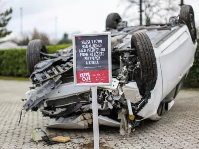 simbolična fotografija, prometna varnost, vožnja pod vpivom alkohola - prometna nesreča - 27.11.2018 - novinarska konferenca s predstavitvijo rezultatov vseslovenske iniciative za manj voženj mladih pod vplivom alkohola Heroji furajo v pižamah; //FOTO: Bojan Velikonja