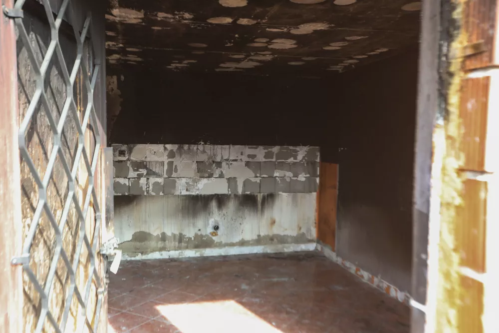 - pogoreli dnevni prostor,- 25.02.2025. - Družina Hudorović Jurković v svoji hi&scaron;i v romskem naselju v &Scaron;entjerneju, ki je pogorela in je neuporabna za bivanje.//FOTO: Bojan Velikonja