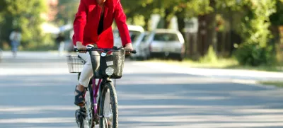 Die Spitzenkandidatin der PDS Dagmar Enkelmann lacht als sie auf dem Fahrrad das Wahllokal verlaesst in dem sie zuvor ihre Stimme zur Landtagswahl fuer das Land Brandenburg am Sonntag, 19. September 2004, in Bernau abgegeben hat. (AP Photo/ Jan Bauer)--- Dagmar Enkelmann, top candidate of the Party of the Democratic Socialism (PDS), for the Brandenburg state government elections, smiles as she leaves on a bycicle the polling station, where she voted, in Bernau, about 30 kilometres in north from Berlin, on Sunday, Sept. 19, 2004. (AP Photo/ Jan Bauer)