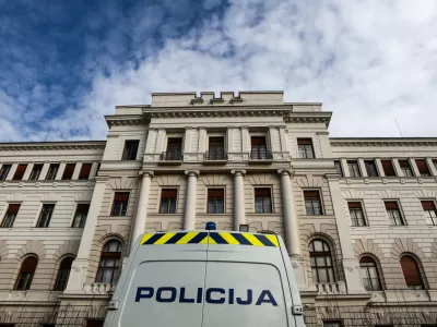 - 14.02.2019 - simbolična fotografija - Vrhovno sodi&scaron;če RS - Policija - pravosodje - pravo - pravičnost - pravica - pravni sistem - tožilstvo - sodna oblast - sodi&scaron;ča -//FOTO: Luka Cjuha.