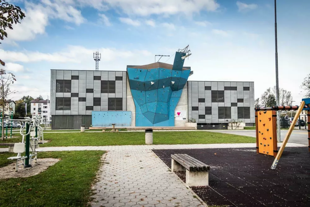 Plezalna stena na garažni hi&scaron;i bo v soboto, 15. marca, gostila najbolj&scaron;e slovenske in tuje plezalce. Foto: Karin Božič Zupančič