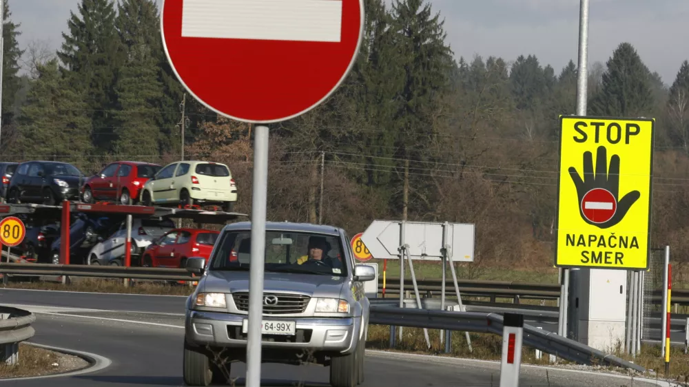 opozorilna tabla - stop - napačna smer - prepovedan promet v eno smer - prometni znak -avtocesta //FOTO: Luka CjuhaOPOMBA: ZA OBJAVO V ČASOPISU DNEVNIK