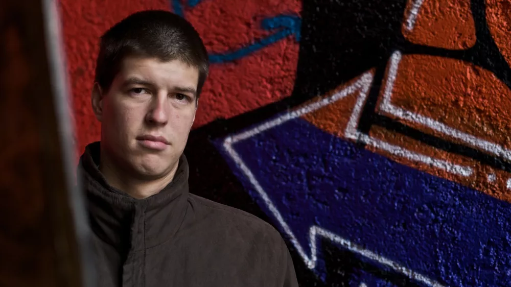 Goran Vojnovič, filmski - televizijski režiser in scenarist, kolumnist Dnevnika - prejemnik nagrade Pre&scaron;ernovega sklada 2009 za roman Čefurji raus!/FOTO: Luka Cjuha OPOMBA: ZA OBJAVO V PRILOGI &ndash; DNEVNIKOV OBJEKTIV - INTERVJU