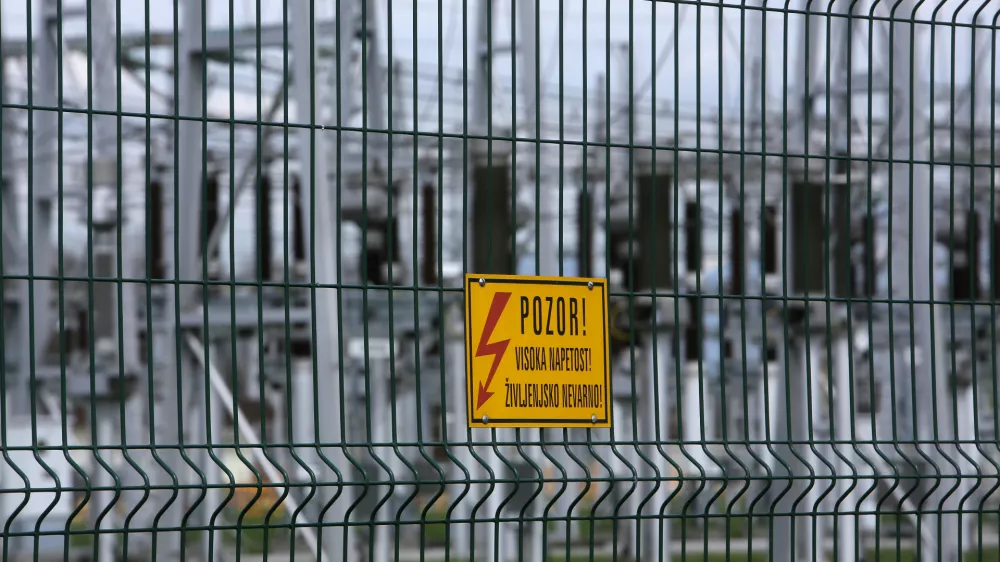 - 08.04.2015 - Električni daljnovod 2x400 kV Beričevo-Kr&scaron;ko, elektrika - električni vod - elektroenergetsko omrežje - električna energija - //FOTO: Jaka Gasar