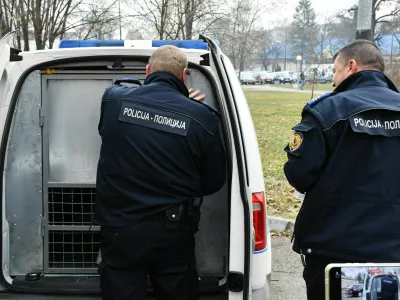 V hi&scaron;i v Brčkem v BiH so na&scaron;li 31 otrok. Aretirali so osem ljudi, sumijo jih trgovine z otroki. 