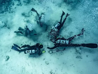 potapljači i&scaron;čejo morski zaklad