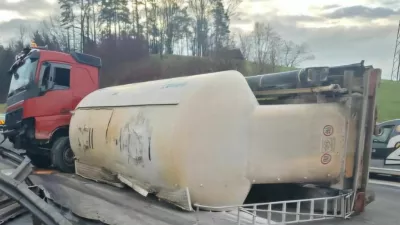 Prevrnjena cisterna na &scaron;tajerski avtocesti. Foto: PU Celje
