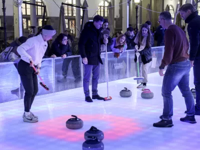 Svojo ekipo so sestavili tudi najemniki pod Plečnikovimi arkadami, ki so se na ledu odlično zna&scaron;li. Foto:&nbsp;Jaka Gasar