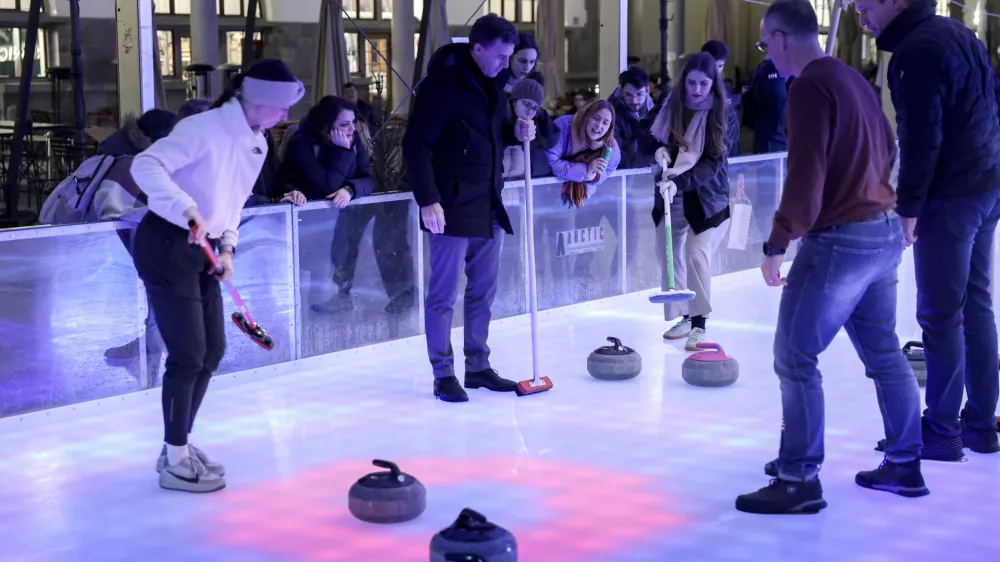 Svojo ekipo so sestavili tudi najemniki pod Plečnikovimi arkadami, ki so se na ledu odlično zna&scaron;li. Foto:&nbsp;Jaka Gasar