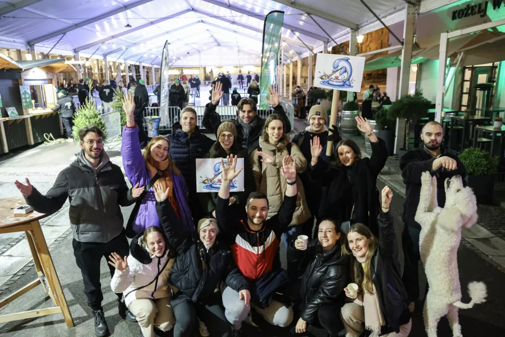 Najbolj zabavna, glasna in edina prava navija&scaron;ka skupina je pri&scaron;la podpret ekipo podjetja Valira AI.&nbsp;Foto:&nbsp;Jaka Gasar