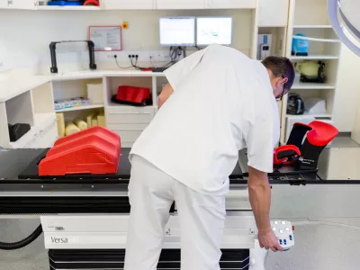 - Sektor radioterapije - linearni pospe&scaron;evalnik Versa HD proizvajalca Elekta -- simbolična fotografija - onkologija - zdravljenje novotvorb (rakavih tkiv in tumorjev) - zdravstvo - bolezen rak - onkolo&scaron;ki bolniki - zdravstvo - - 07.03.2017 - Onkolo&scaron;ki in&scaron;titut Ljubljana (OI) - dan odprtih vrat ob Tednu boja proti raku;//FOTO: Matjaž Ru&scaron;t