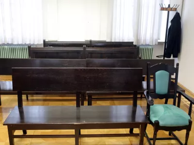 prazna sodna dvorana - 17.04.2018 &ndash; sojenje bosanskemu varnostniku Amerju Bići, obtoženemu posilstva slovenske turistke v sarajevski hotelski sobi leta 2009  //FOTO: Jaka Gasar