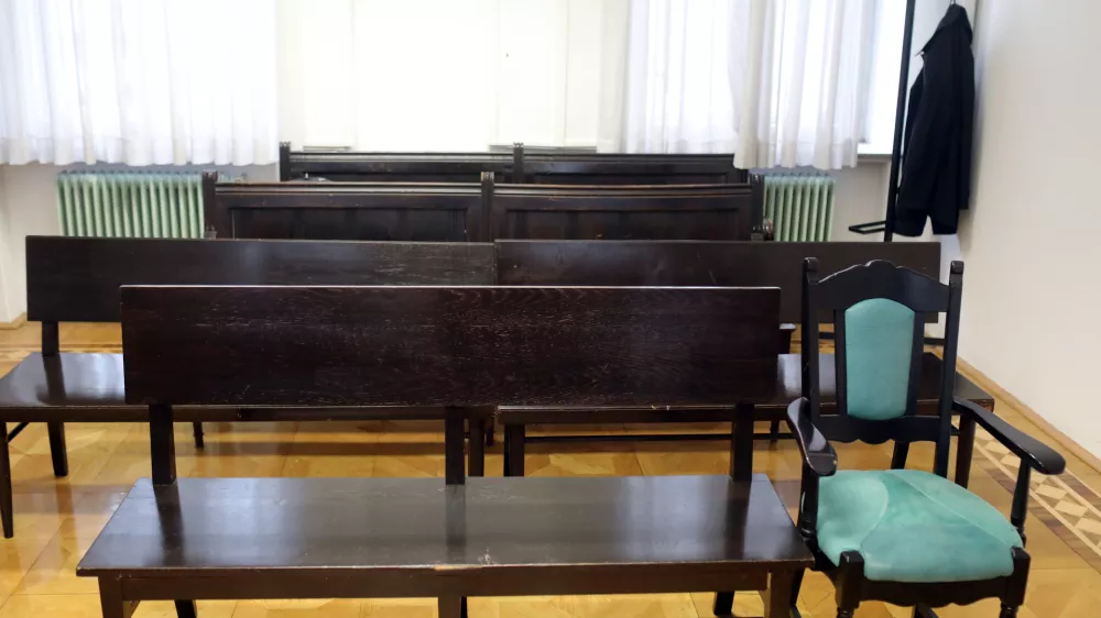 prazna sodna dvorana - 17.04.2018 &ndash; sojenje bosanskemu varnostniku Amerju Bići, obtoženemu posilstva slovenske turistke v sarajevski hotelski sobi leta 2009  //FOTO: Jaka Gasar