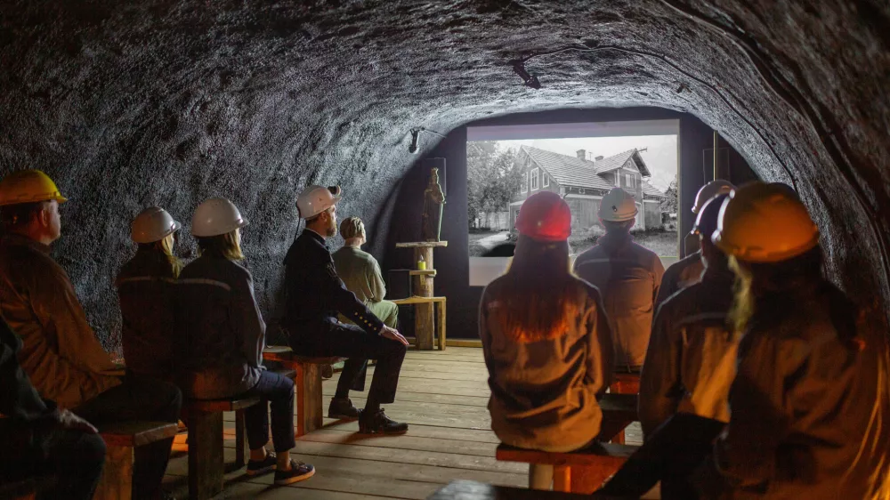 Doživetje Skrivnosti potopljenih vasi se začne z VR očala, ki jih prek virtualne izku&scaron;nje popelje na pot po potopljeni vasi &Scaron;kale, ki jo je voda prekrila po drugi svetovni vojni. F