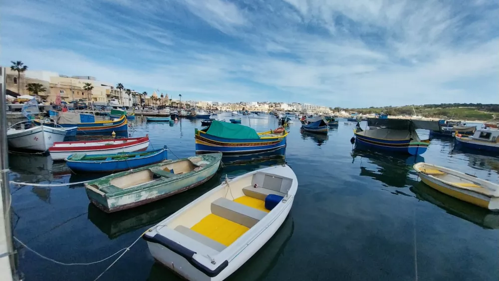MARSAXLOKK &ndash; &Scaron;ARMANTNO RIBI&Scaron;KO MESTO, KI SI SI BOSTE ZOPOMNILI PO NJEGOVIH PISITIH BARVAH