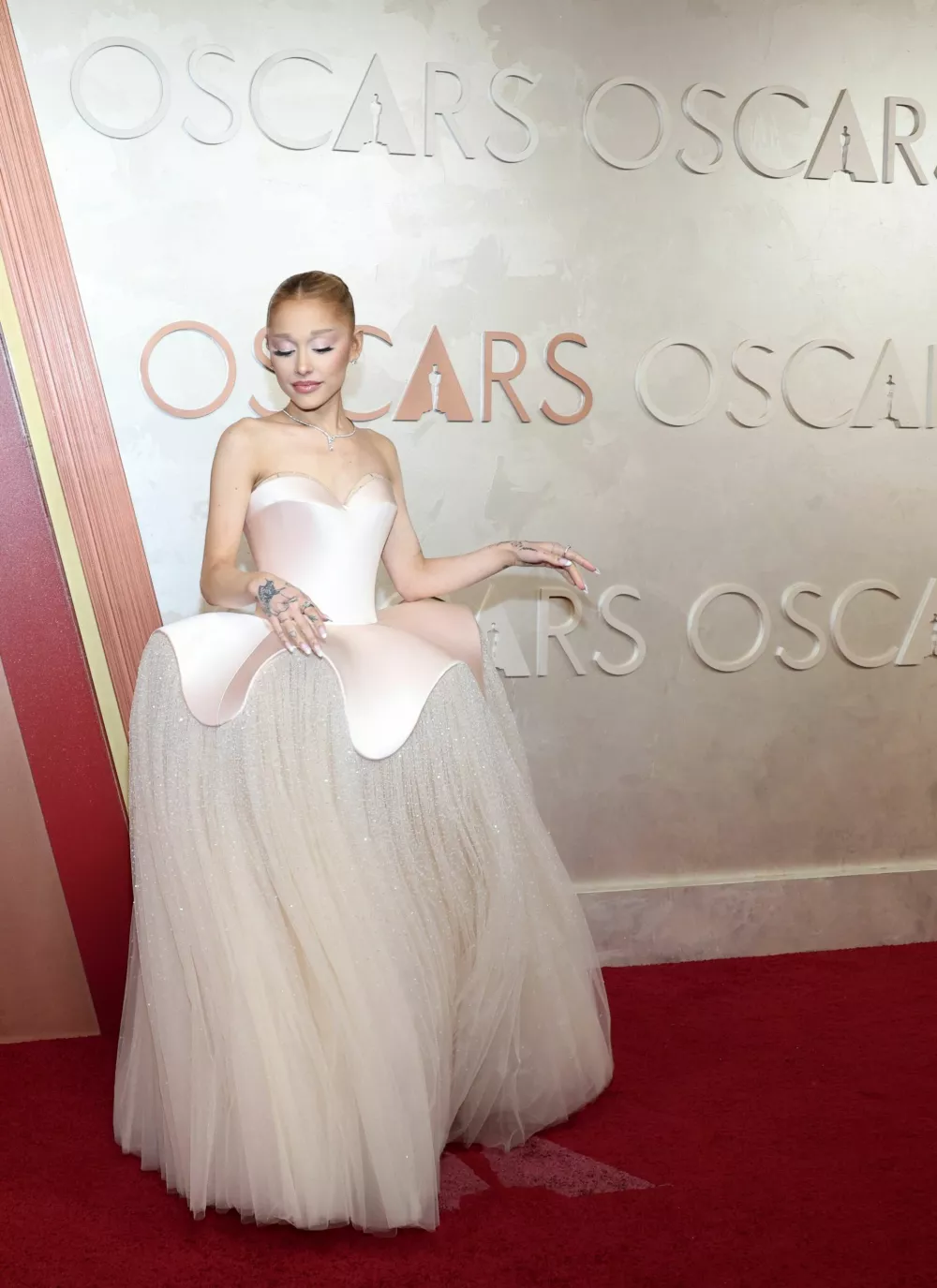 Ariana Grande v kreaciji modne hi&scaron;e Schiaparelli.&nbsp;Foto: Reuters