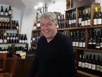 - 27.02.2025. - Ale&scaron; Čeba&scaron;ek, Vinoteka Sodček v Radovljici.//FOTO: Bojan Velikonja