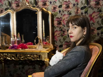 Po prvi pesni&scaron;ki zbirki z naslovom Rane je Anja Novak - Anjuta nedavno izdala &scaron;e nadaljevanje z naslovom Žilažili. Foto: Nik Erik Neubauer