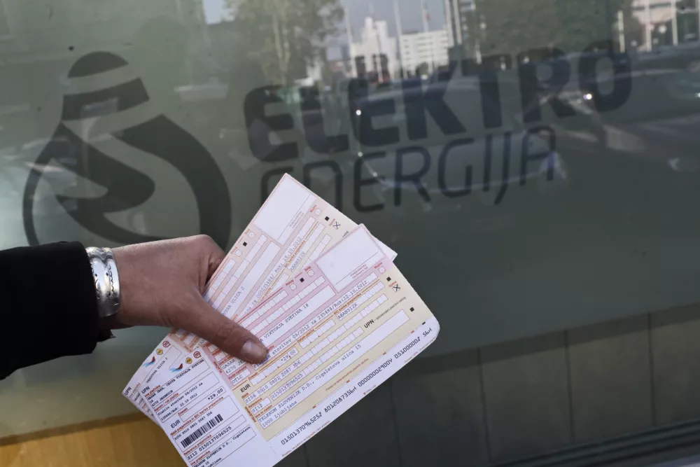 - položnica - univerzalni plačilni nalog (UPN),Elektro energija, d.o.o. - največji slovenski dobavitelj električne energije- tematska fotografija - trajnik - ukinjanje trajnikov zaradi prehoda na sistem direktne obremenitve SEPA - vseevropski plačilni instrument//FOTO: Luka Cjuha