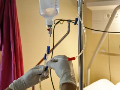 dnevni hospital - biolo&scaron;ko zdravilo, ki delujejo usmerjeno na rakaste celice - simbolična fotografija - zdravstvo - medicina - - 25.9.2013 - Onkolo&scaron;ki In&scaron;titut (OI) Ljubljana - biolo&scaron;ka zdravila z delovanjem na novotvorbe za zdravljenje rakavih obolenj. //FOTO: Tomaž Skale