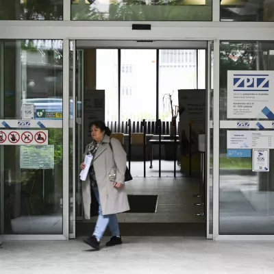 Nekateri delodajalci kadrovsko vrzel premoščajo tudi z upokojenci, ki delo opravljajo na podlagi pogodb o začasnem in občasnem delu, kar ne zahteva vključitve v obvezno pokojninsko in invalidsko zavarovanje niti ne vpliva na uživanje pokojnine. Foto: Nik Erik Neubauer 